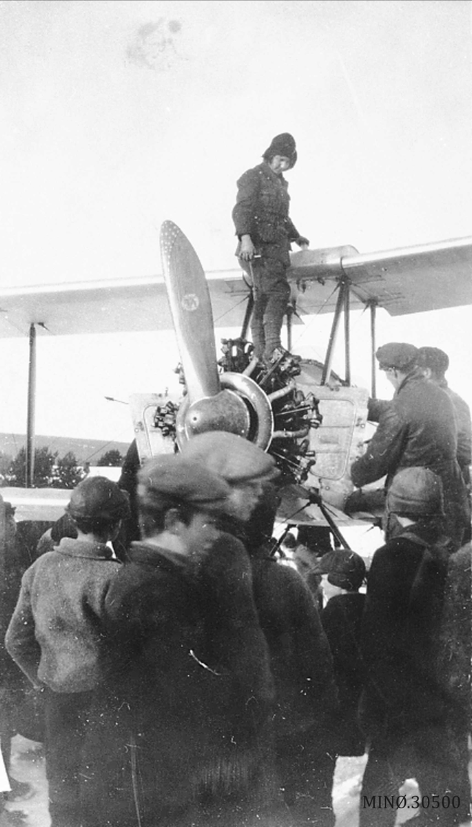 Første flyet på Lomnessjøen.