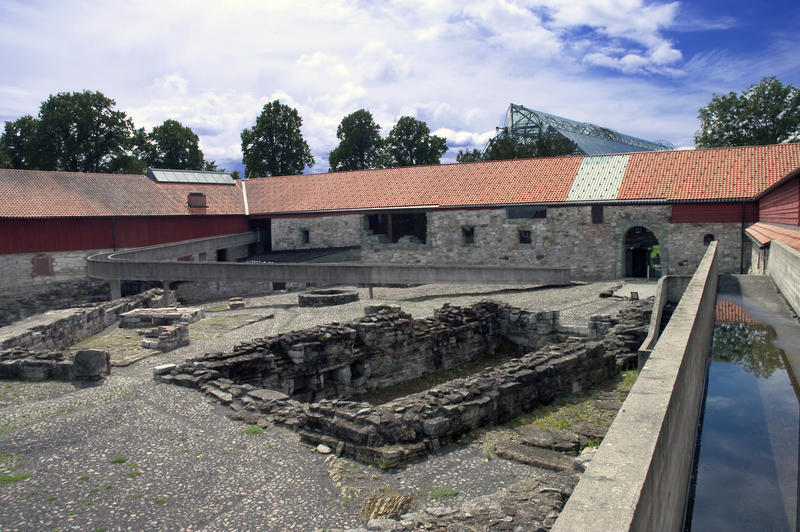 Middelalderborggården på Domkirkeodden omkranses av Storhamarlåven som Sverre Fehn har bygd om fra uthus til museum. (Foto/Photo)