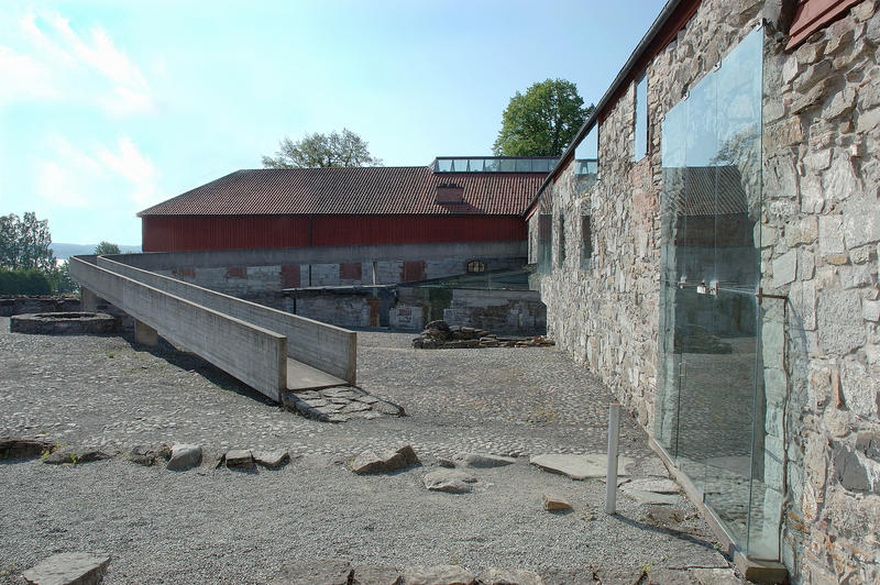 Inne i middelalderborggården har Svere Fehn fått konstruert ei betongrampe med fasong etter ringmuren.