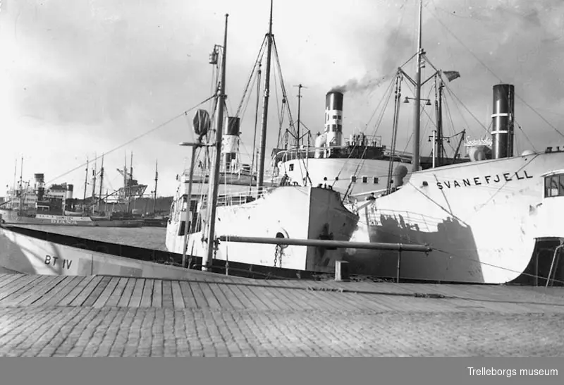 Båtar i hamnen. Båten närmast kajen är M/T B.T.IV. Den anlände i Stockholm 1937.Den andra båten heter Svanefjell.