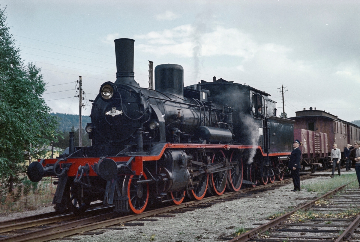 Underveis med A/L Hølandsbanens veterantog fra Drammen til Krøderen. Toget trekkes av damplokomotiv 18c 245.