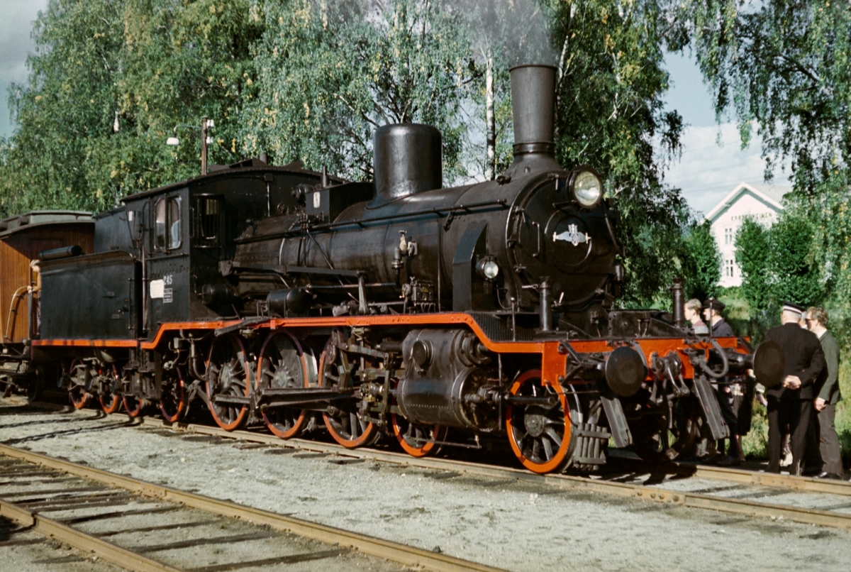 A/L Hølandsbanens veterantog fra Drammen til Krøderen på Krøderen stasjon. Toget trekkes av damplokomotiv 18c 245.