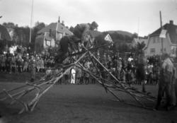 Speidere på Sportsplassen i Lillehammer. Bygging av bru.