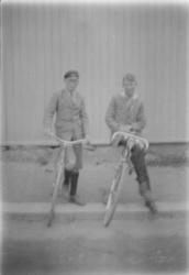 To gutter med sykkel.