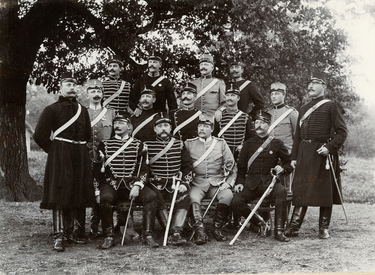 Grupporträtt av underofficerare som deltagit i en kavallerikurs 1896.
