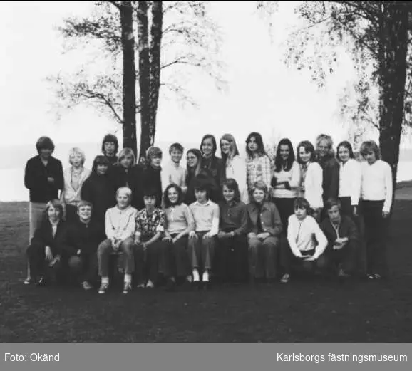 Klassfoto från Strandskolan, Karlsborg, 1972. Lärare: Åsa Kraft (Karlsson). Neg finns.