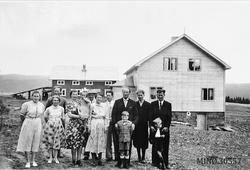Gruppebilde, personer, hos Alfred Holen i Storsjøen