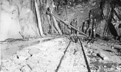 Arbeidere med lykter - skinnegang, Bildet påskrevet Innslag 