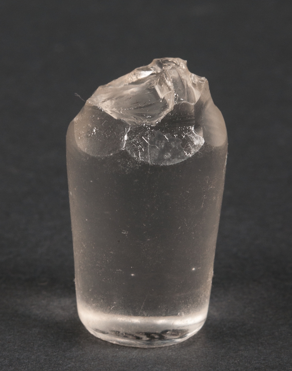 Slätslipad kristall, sexkantig propp. Proppen i två delar.
