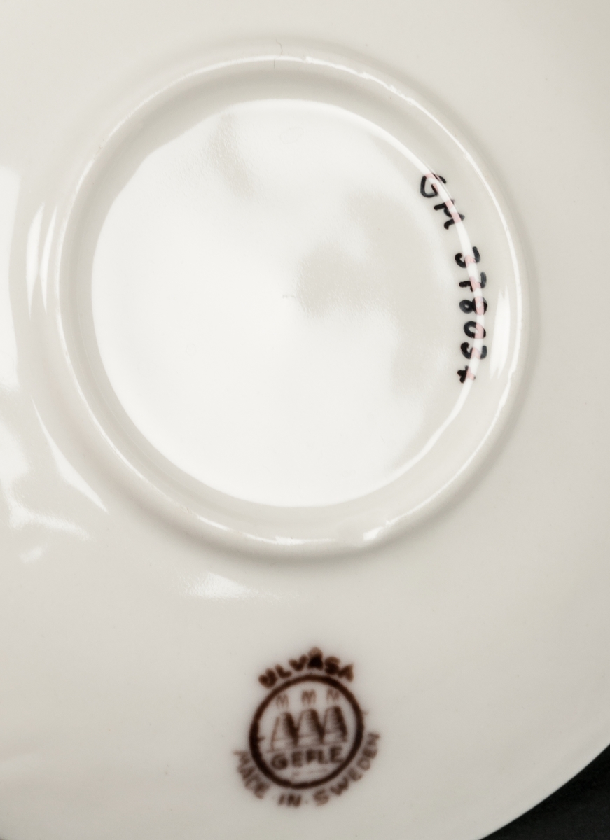 Kaffeservisen "Ulvåsa" tillverkad vid Gefle Porslinsfabrik 1959 med dekor , brunt koppartryck på vit botten, från tidigare föremål komponerad av H. Perje. Modellen kan vara komponerad av Artur Percy.  Servisen tillverkad endast under ett år, 1959. Bra skick.
Servisen består av en kanna med lock, en sockerskål med lock,  fyra kaffekoppar, 11 kaffefat samt 10 assietter.