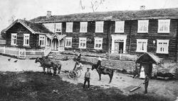 Bebyggelse, bolig, hest, redskap, sleprive, slåmaskin,