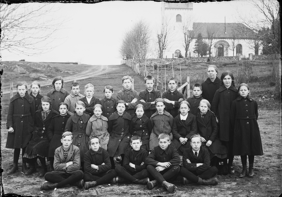 Skolbarn framför Grinneröds kyrka.