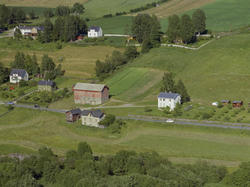Øyer, Tretten, Sør-Tretten. Toetasjes, hvitt våningshus med 
