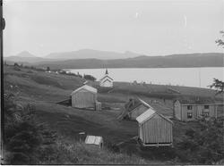 Vera kirke, kapell ved Veressjøen i Vuku med gårdsbruk foran