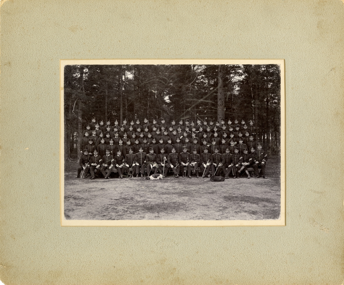 Grupporträtt av officerare och soldater vid volontärskolan, Karlsborg 1890-tal.