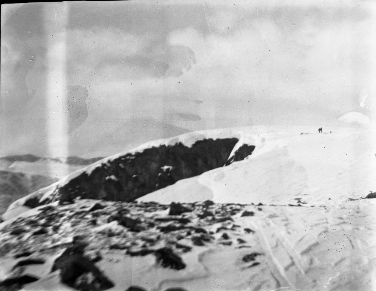 Rikard Berges fotoarkiv. Landskapsbilder og portretter Bilde nr. 10.

Fotografier tatt av Rikard Berge. 642 nummer. Samlingen består av negativer bladfilm. Motivene er ført inn i egen protokoll av Berge. Protokollen har tittel "Bilæt-emne"