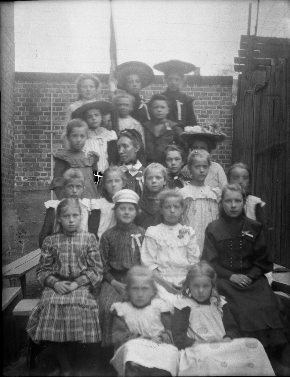 Rikard Berges fotoarkiv. Portretter, folkeliv. Bilde nr. 9.

Fotografier tatt av Rikard Berge. 642 nummer. Samlingen består av negativer bladfilm. Motivene er ført inn i egen protokoll av Berge. Protokollen har tittel "Bilæt-emne"