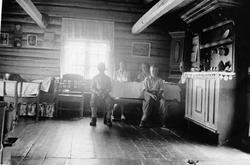 Gutter, kvinner, skap, interiør
Veslehølia, innvendig. 
In