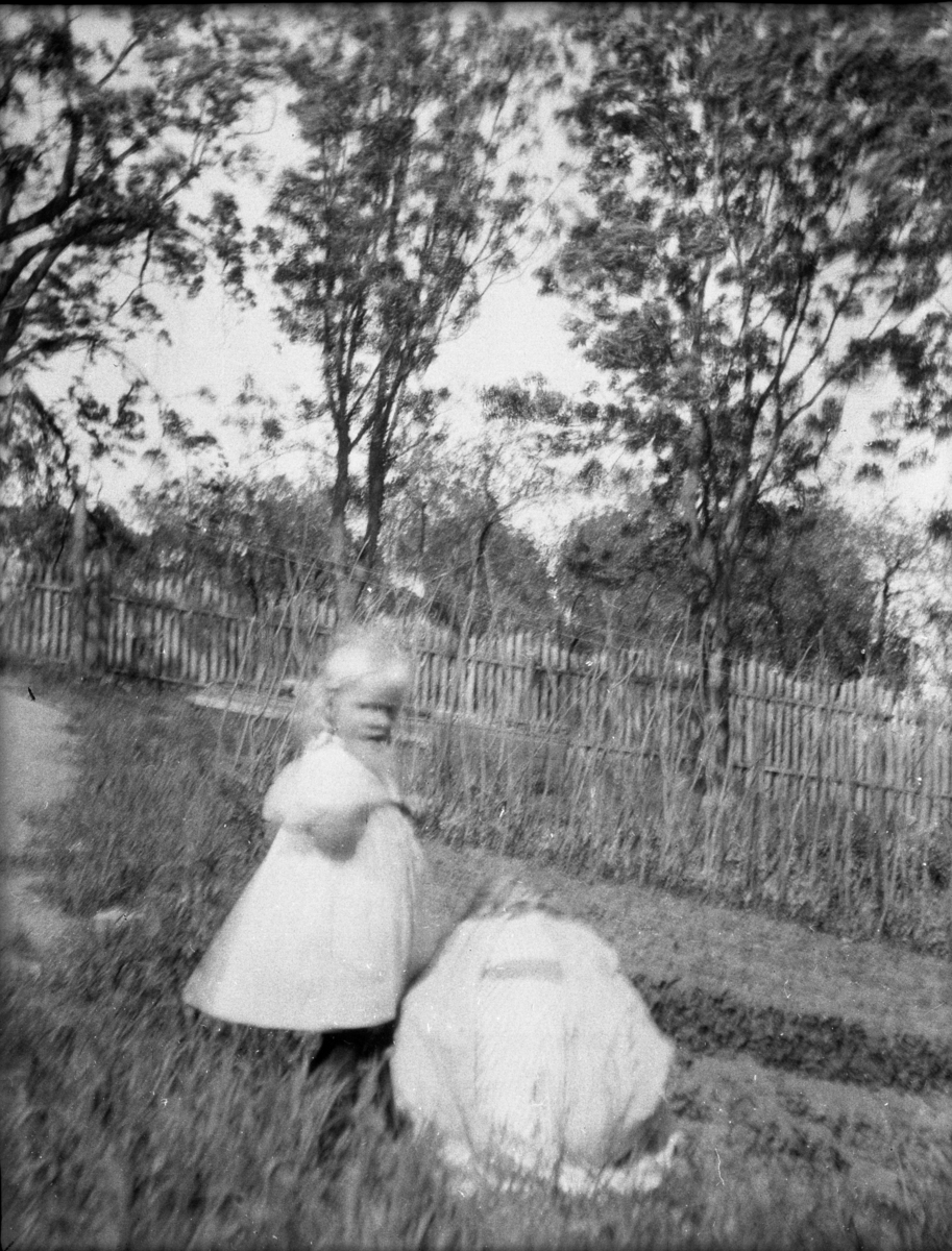 Rikard Berges fotoarkiv. Portretter, folkeliv. Bilde nr. 9.

Fotografier tatt av Rikard Berge. 642 nummer. Samlingen består av negativer bladfilm. Motivene er ført inn i egen protokoll av Berge. Protokollen har tittel "Bilæt-emne"