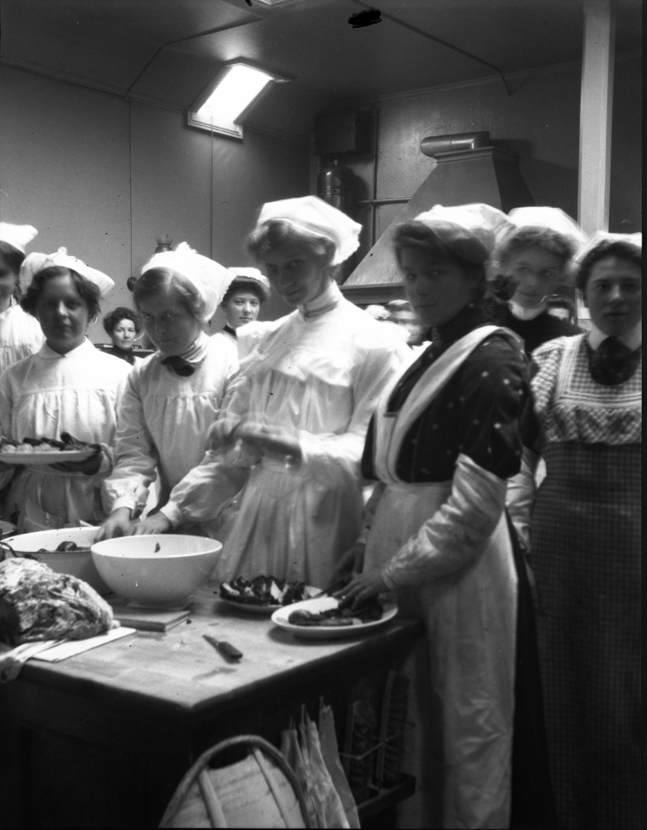 Rikard Berges fotoarkiv. Landskapsbilder og portretter Bilde nr. 10.

Fotografier tatt av Rikard Berge. 642 nummer. Samlingen består av negativer bladfilm. Motivene er ført inn i egen protokoll av Berge. Protokollen har tittel "Bilæt-emne"