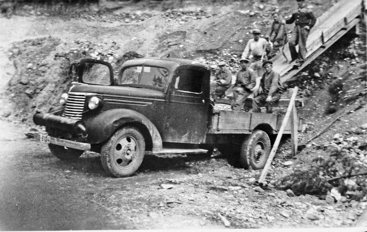Menn i grustak, lastebil
Grustak nedenfor Kleven, Tolga, 1940.