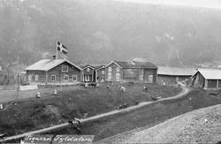 Gardsbruk. 
Signe Kirkbakk er på tur til amtskole i Stor-El