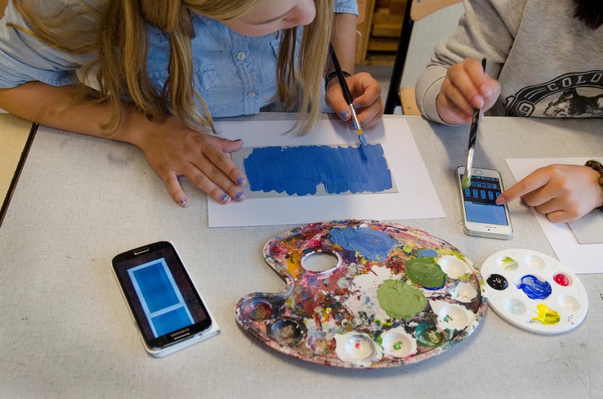 Moi og Salamah skapte et temporært kunstprosjekt sammen med elever i en valgfagsklasse på Ski ungdomsskole. Gjennom de neste ukene skal de se på fargene i byen og landskapet. Kunstnerne ønsket å invitere en gruppe elever til å undersøke Ski gjennom farger. Målet er at de vil se sin hjemby med nye øyne og at vi sammen kan skape nye fortellinger om Ski. Moi inviterte også kunstnar og forfattar Geir Yttervik til å undervise elevane i Josef Albers’ fargelære.