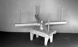 Lærer B. Landrøes modeller, hespetre, garnvinde.