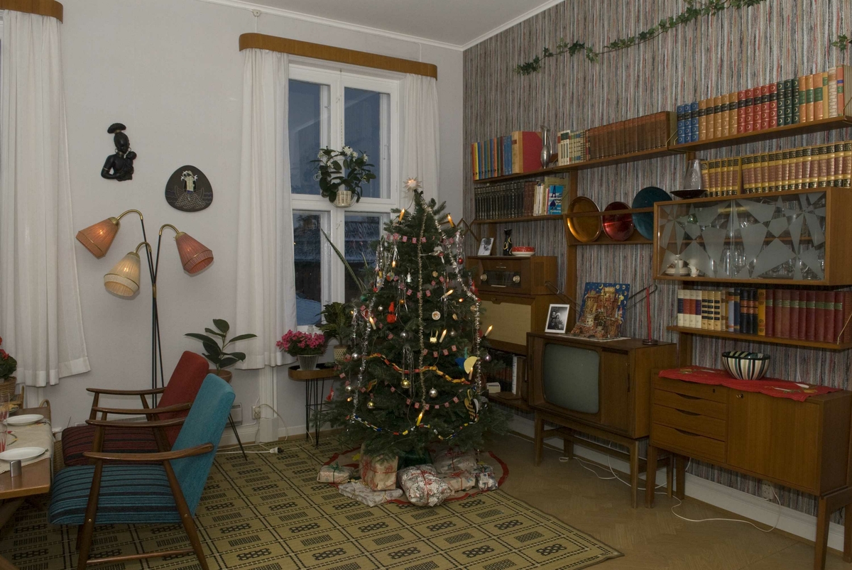 Serie med bilder av julepyntet stue i 1960-talls leiligheten i OBOS-gården, Wessels gt. 15.