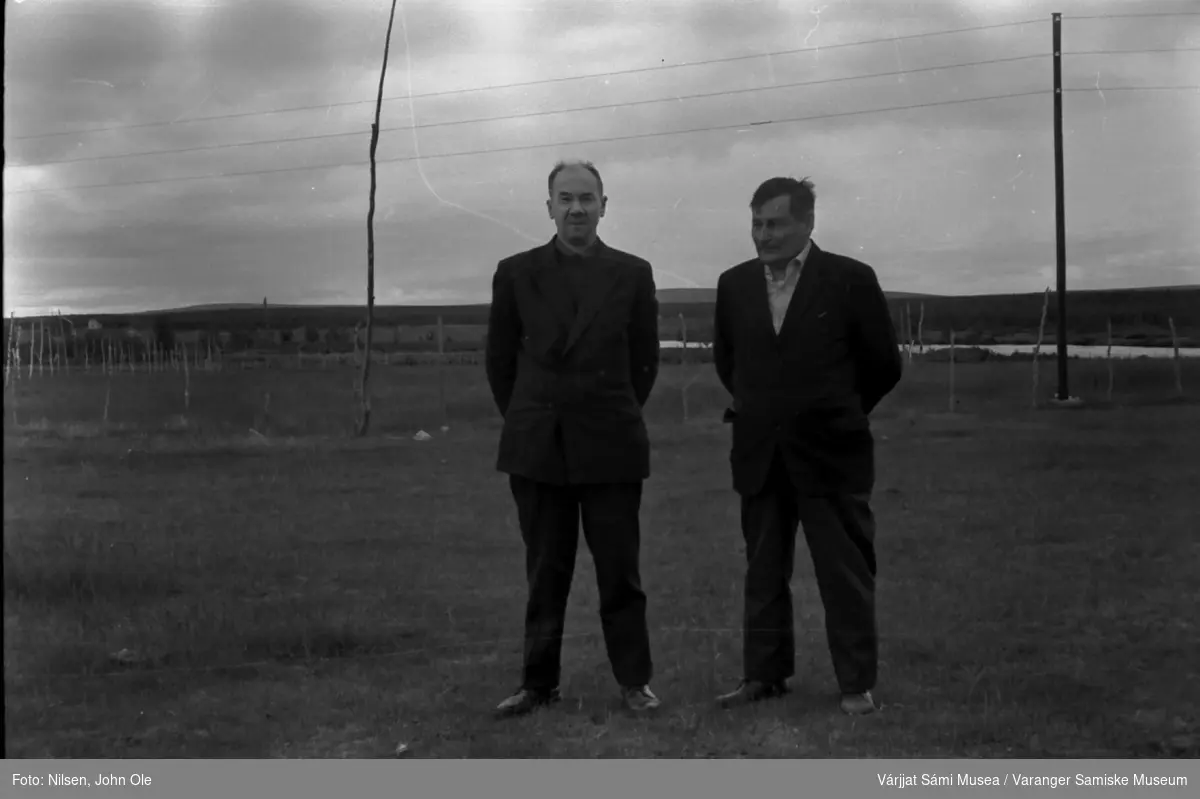 Henrik Ravna til venstre og en ukjent mann stående utendørs. Antageligvis i Kautokeino området. Juli 1967.