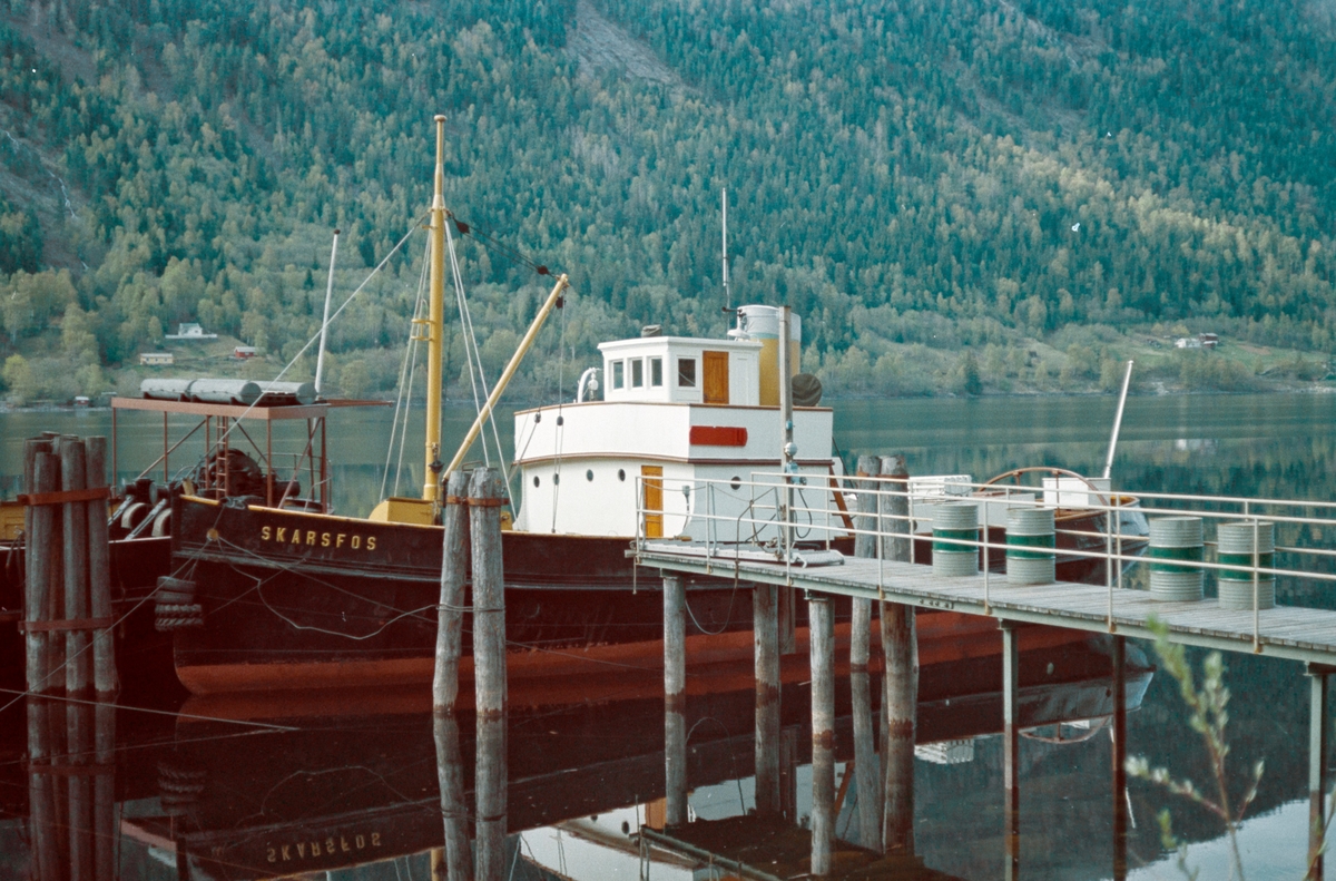 Rjukanbanens motordrevne slepebåt M/S Skarsfoss ved brygga på Mæl