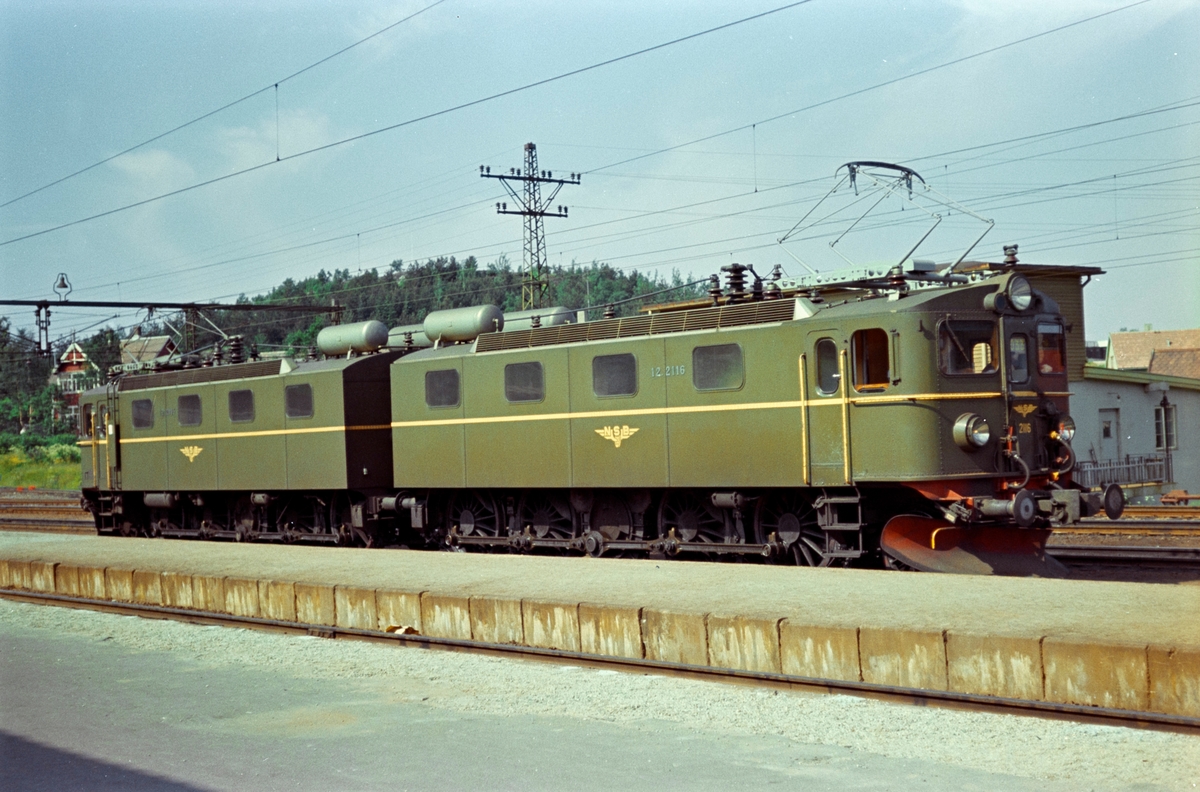 NSBs elektriske lokomotiv type El 12, nærmest nr. 2116, på Narvik stasjon.