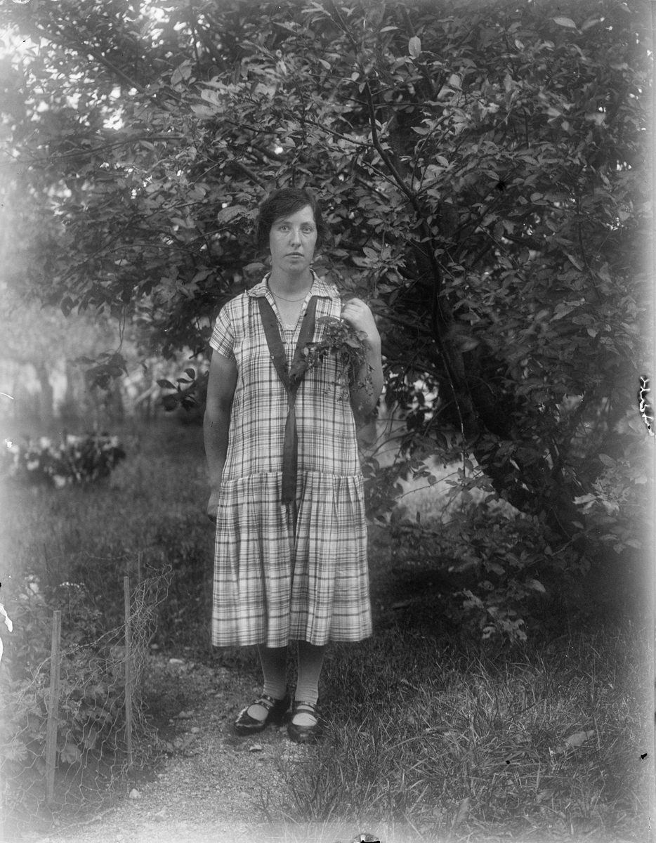 Greta Johanson från Fröslunda i trädgården, Altuna socken, Uppland 1926