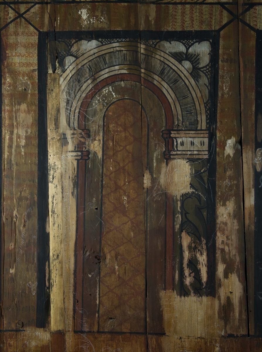 Innrissete bilder og runer på veggen i koret i Gol stavkirke på Norsk Folkemuseum.