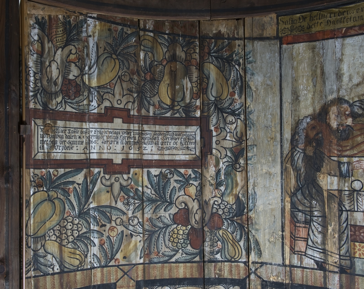 Malt blomsterdekor, tekst og navn på givere. Veggmalerier med religiøse motiver, datert 1652, fra apsis i Gol stavkirke på Norsk Folkemuseum.