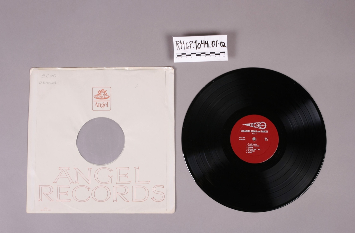 Grammofonplate i svart vinyl. Plata ligger i en uoriginal papirlomme med plastfôr, stemplet "Angel Records".