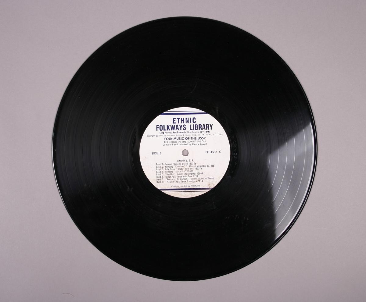 Grammofonplate i svart vinyl. Plata ligger i en uoriginal papirlomme med plastfôr stemplet "Angel Records". Ligger også vedlagt et sitftet hefte med beskrivelser av musikk, samt inneholder håndskrevne notater (se bilder).