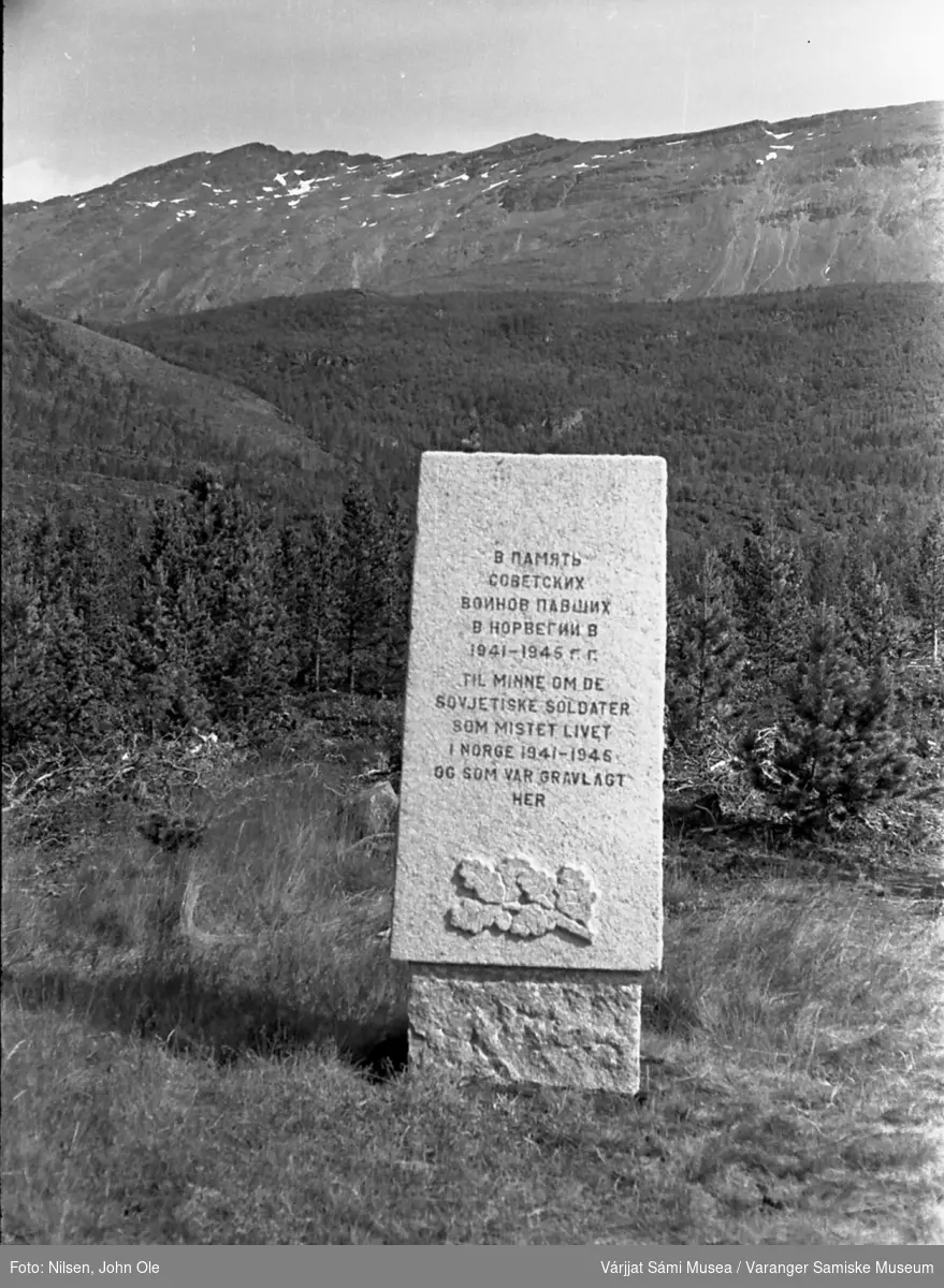 Krigsminnesmerke i Skibotndalen med russisk og norsk tekst. til minne om sovjetiske soldater som falt under krigen og ble gravlagt her. 17. juli 1967
