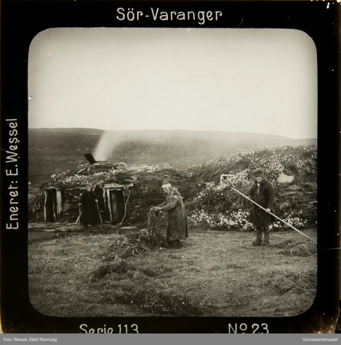 Samisk torvgamme på nordsiden av Varangerfjorden ved Vestre Jakobselv i Nesseby, 1900.