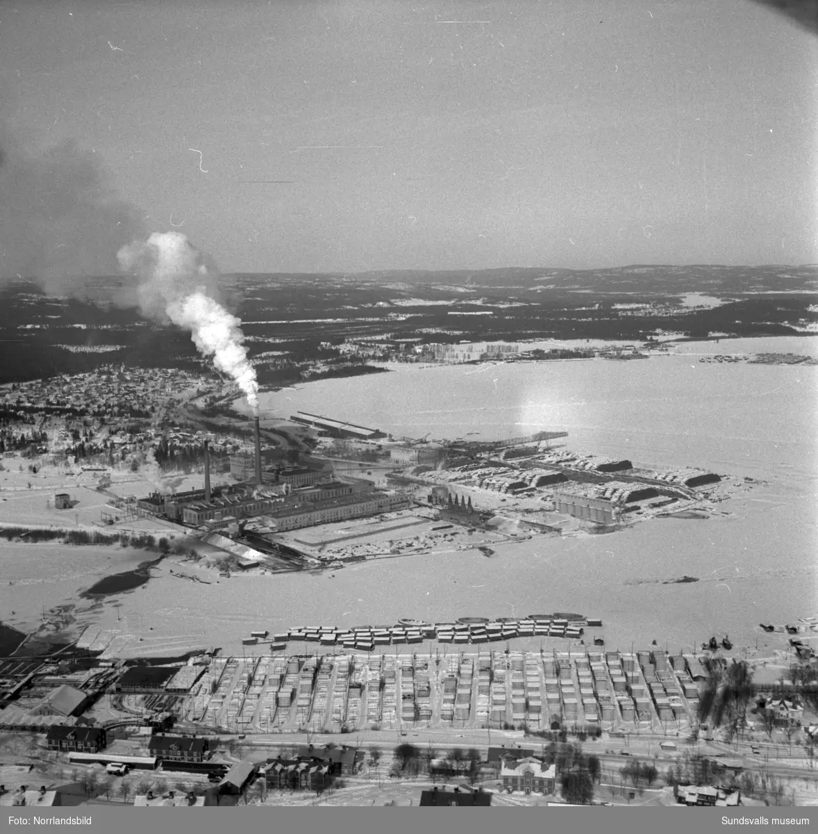 Flygfoton över Östrandsfabriken. I nederkant av andra bilden syns även Skönvik.