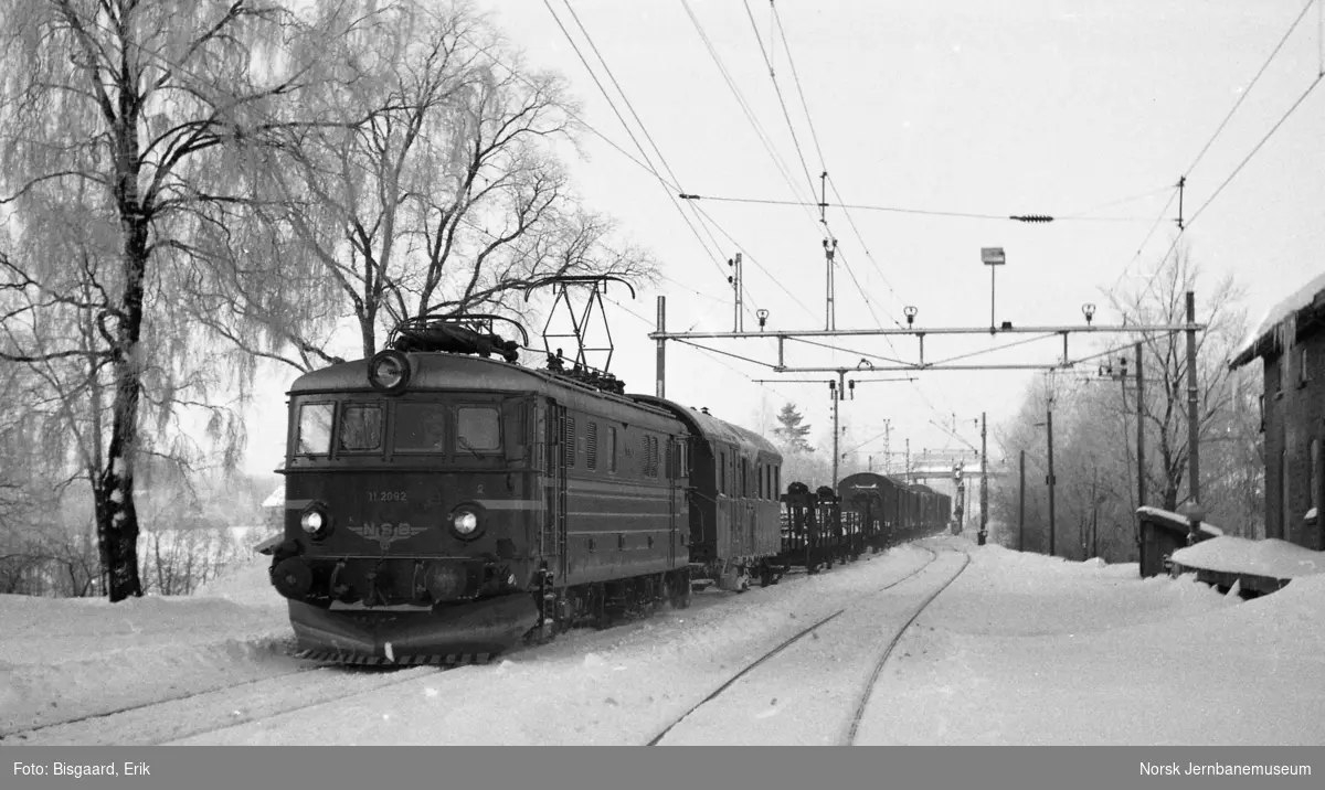 Elektrisk lokomotiv El 11 2079 med godstog på Spydeberg stasjon