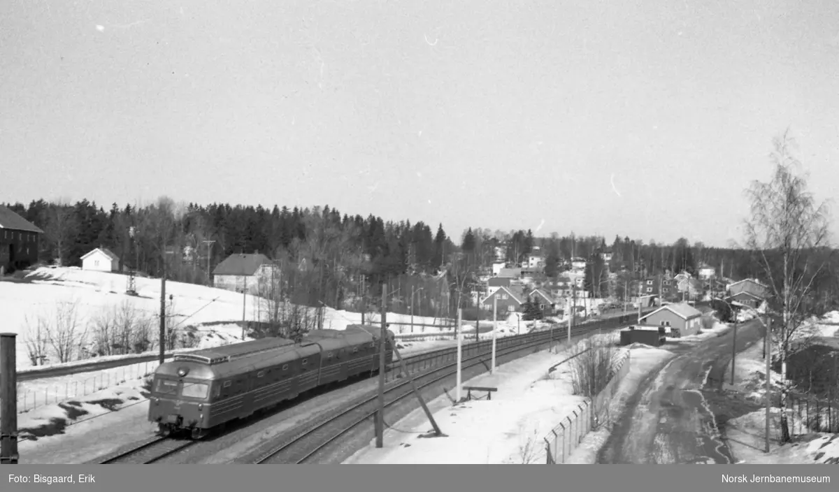 Langhus stasjon med passerende persontog med motorvognsett type 69A
