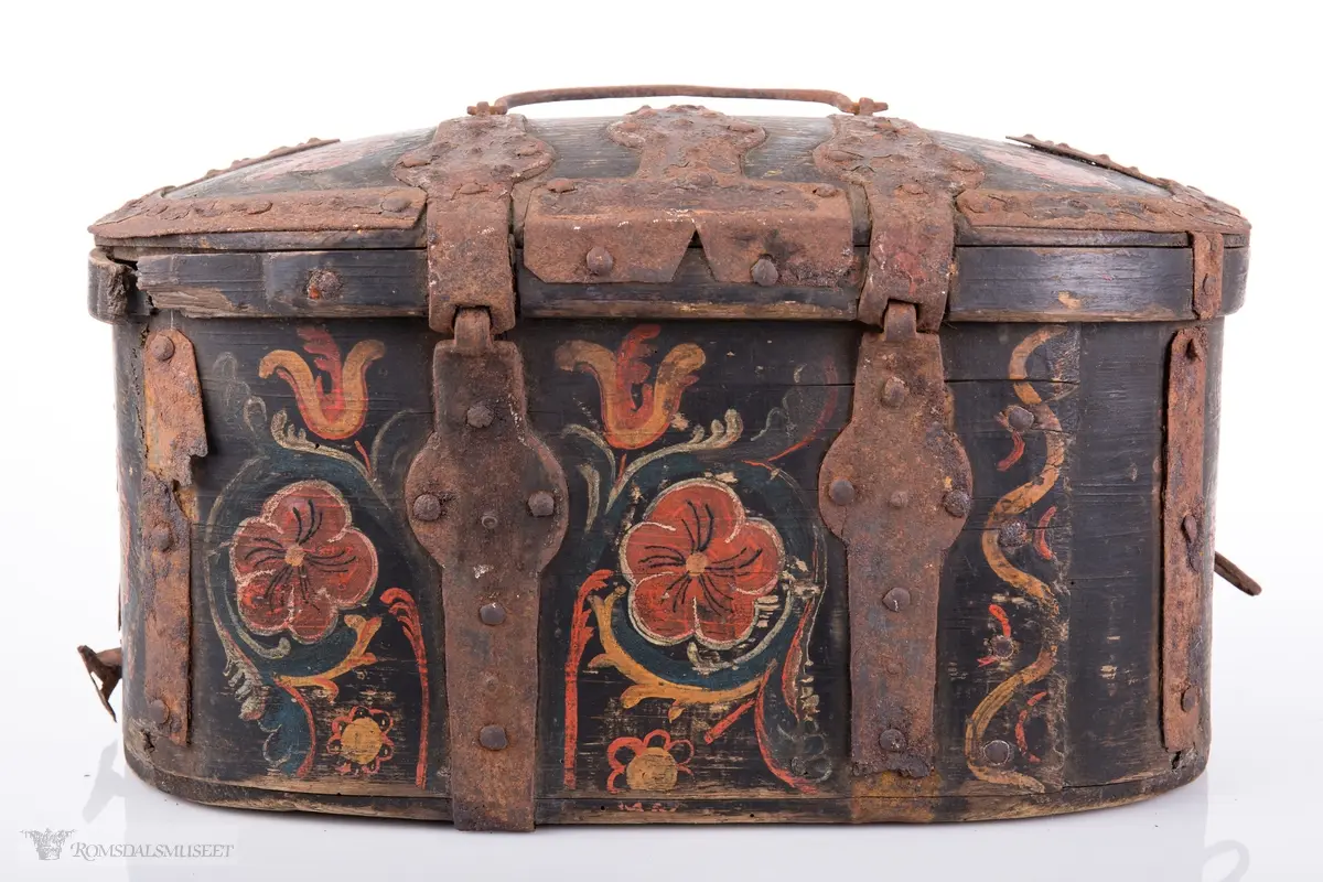 Gjentakende motiv med røde roser og ranker.