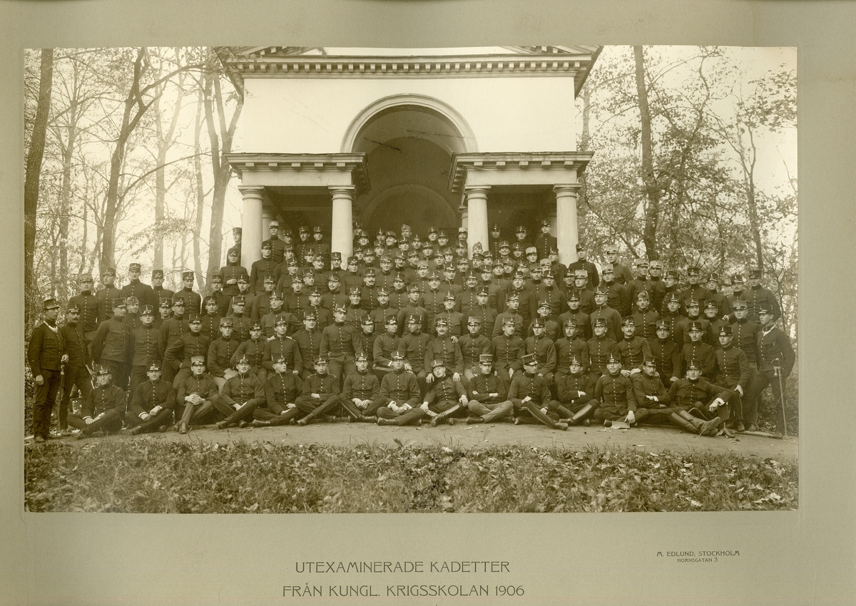 Grupporträtt av utexaminerade kadetter från krigsskolan 1906.
För namn, se bild nr. 3.