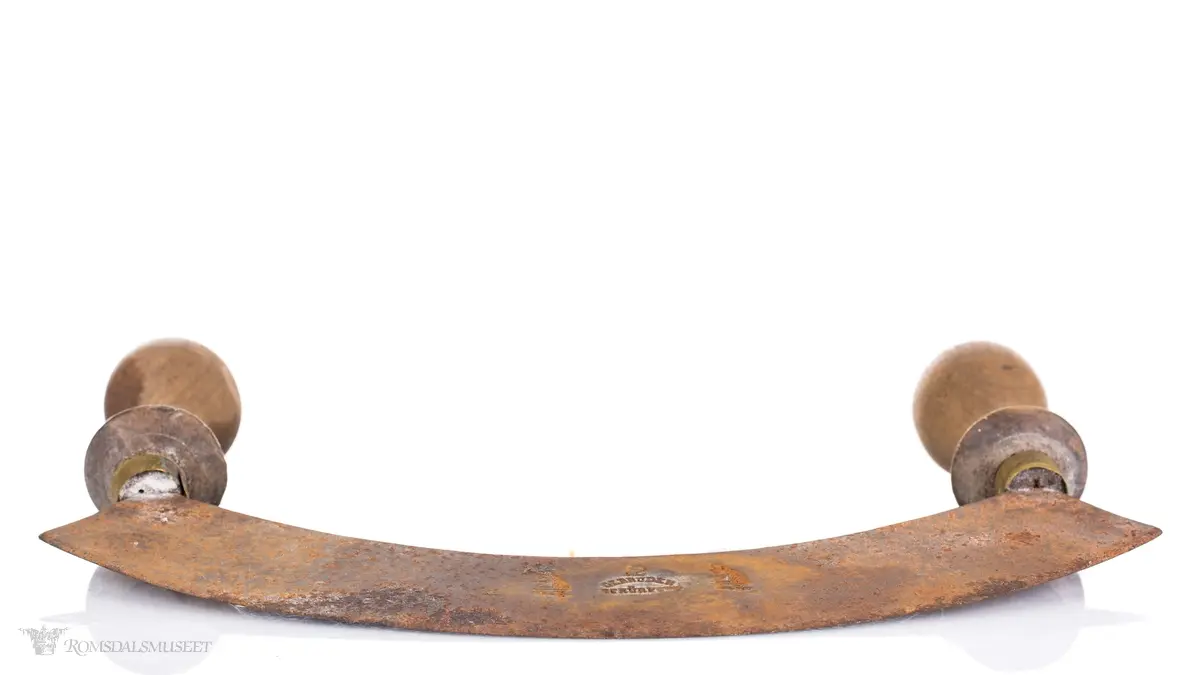 Bueformet kniv med to dreide håndtak. Brukt til å finhakke kjøtt, fisk, poteter, før kjøttkverna ble vanlig. Hakkekniven ble helst brukt å hakke med oppe i et trau, trolig derav bueformen.