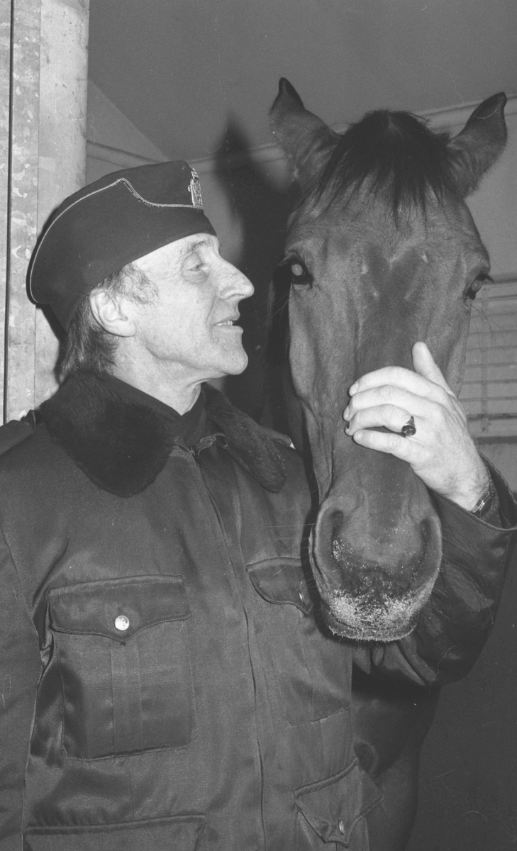 To politimenn og hest ved festningsmur.
På hesten politikonstabel Ragnar Kivle.
På bakken rytterkorpsets sjef Andreas Trudvang.