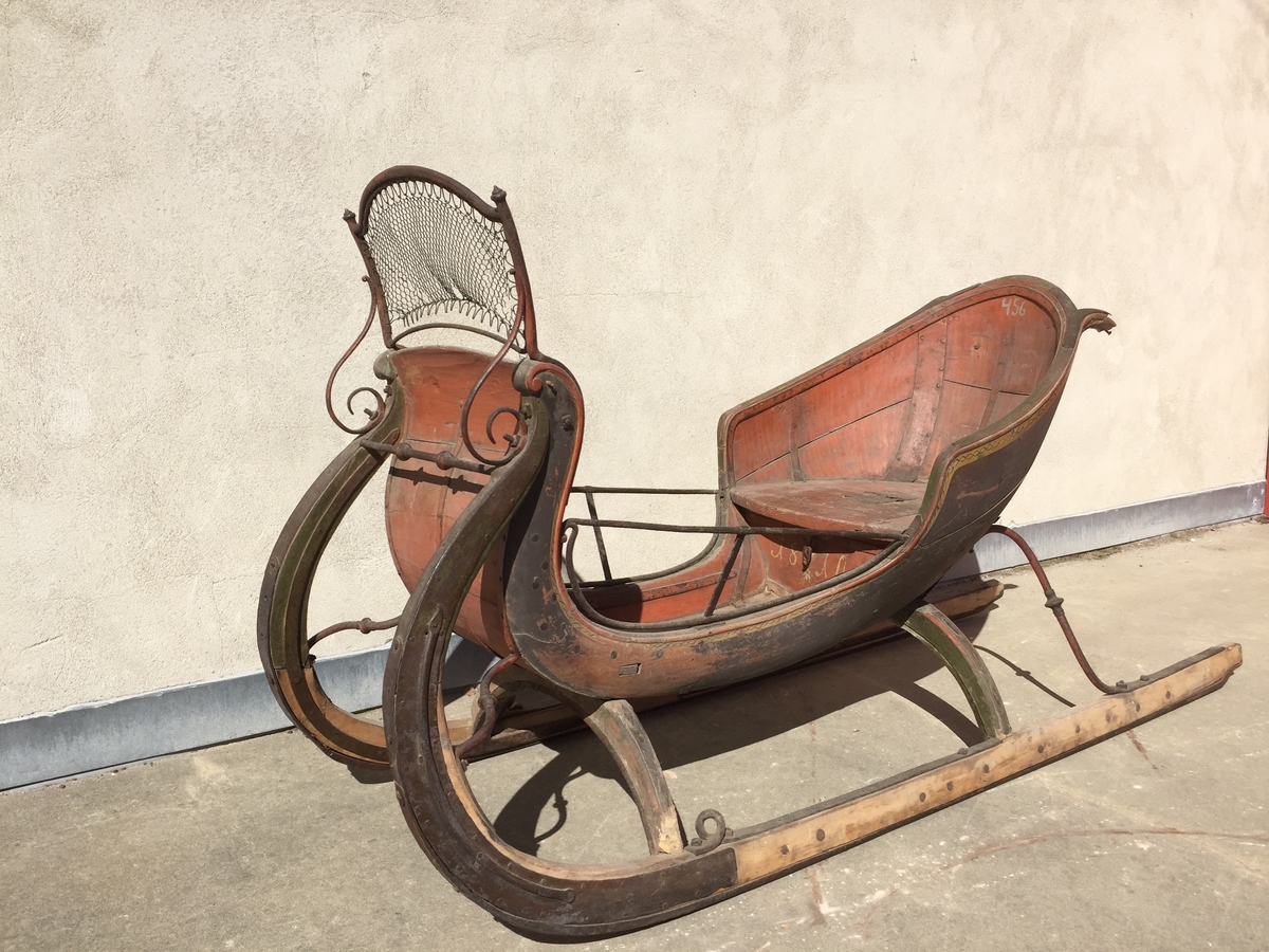 Slede for én hest til persontransport. Ett hovedsete  med svungen fasong for en person. To håndtak på fatings rygg . Ståplass for kusk på meier som er ekstra lange bakover. Ett par skjæker.