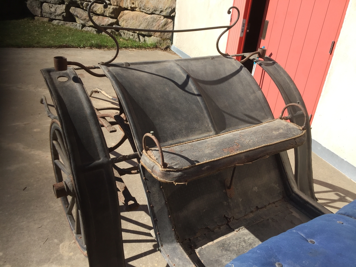 4-hjuls vogn for én hest til persontransport. Hovedsete og mindre motsete. Baksete opprinnelig for tjener/lakei.