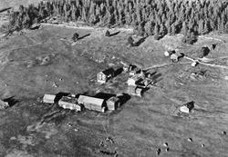 Flyfoto av gardsbruk. Midtre Furuhovde.