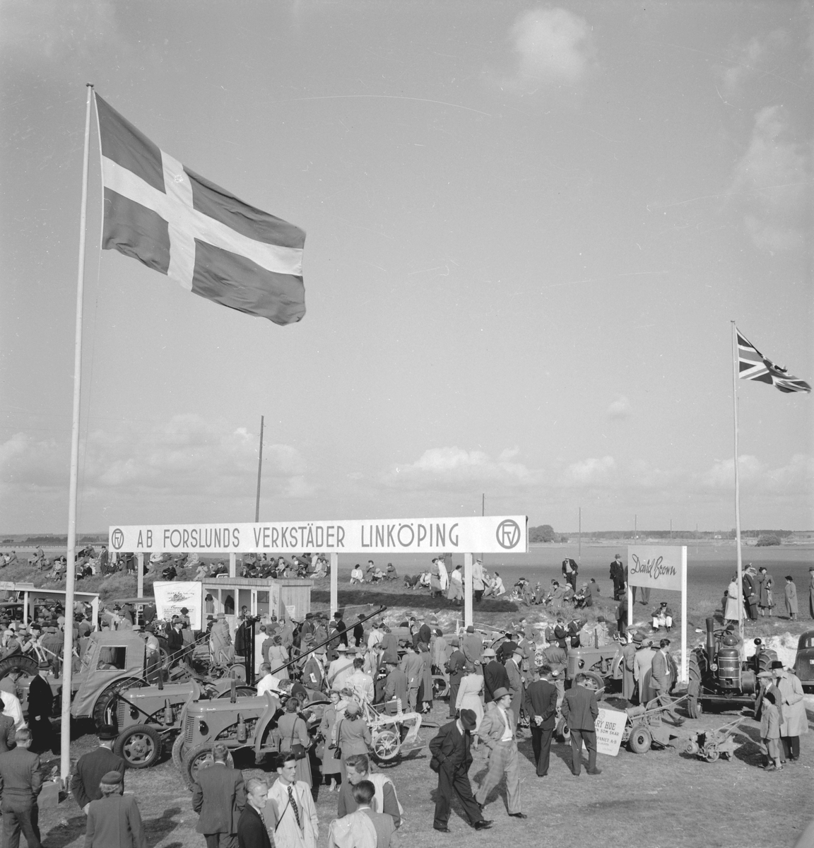 Motiv från 1950 års Tornbyutställning i Linköping. Arrangemanget var vid tiden landets största återkommande jordbruksmässa med upp till 60 000 besökare. Bilden visar Forslunds verkstäders mässplats.